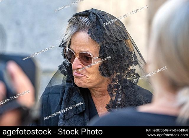 08 July 2020, Bavaria, Regensburg: Gloria von Thurn und Taxis stands before the funeral service for Georg Ratzinger at St. Peter's Cathedral