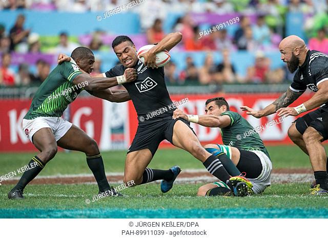 Sione Molia (NZ, 12) in action against Siviwe Soyizwapi (RSA, 6, to the left) and Chris Dry (RSA, 1, on the ground), to the right DJ Forbes (NZ