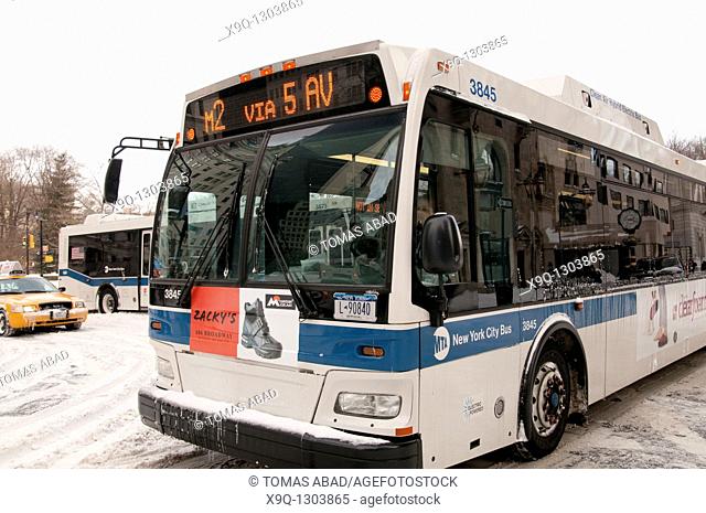 Snow Storm, December 26, 2010, New York City, 5th Avenue, 59th Street vicinity, Manhattan, MTA public bus
