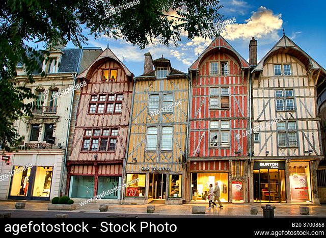 Rue Emile Zola, Troyes, Champagne-Ardenne Region, Aube Department, France, Europe