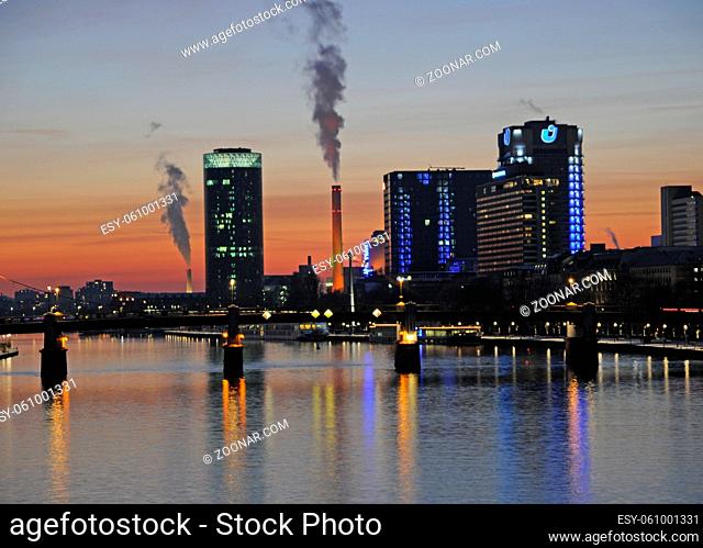 Frankfurt, abends, abend, hochhaus, main, hochhäuser, city, abendstimmung, stadt, heizkraftwerk, schornstein, schornsteine, rauch, großstadt, skyline