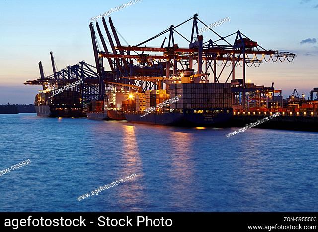 Containerschiffe Evridiki G und UMM Salal am Containerterminal Burchardkai im Tiefwasserhafen Hamburg-Waltershof aufgenommen am Abend des 15. Mai 2014