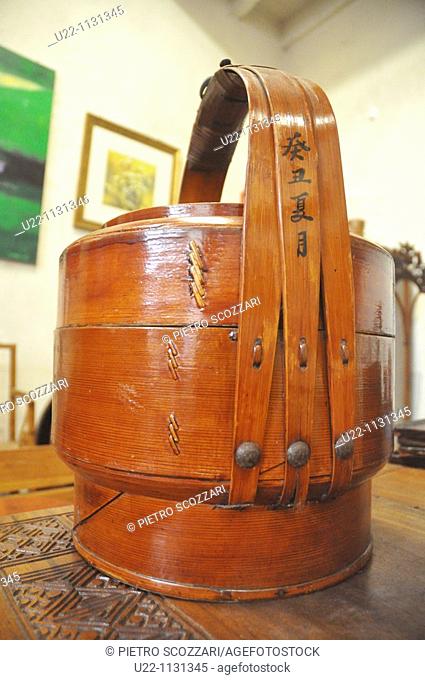 Malacca (Malaysia): Chinese rice container sold at Malaqa House antique shop in Chinatown