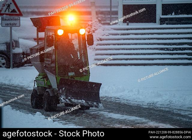 08 December 2022, Mecklenburg-Western Pomerania, Stralsund: The streets and sidewalks in Stralsund are ""covered"" in snow