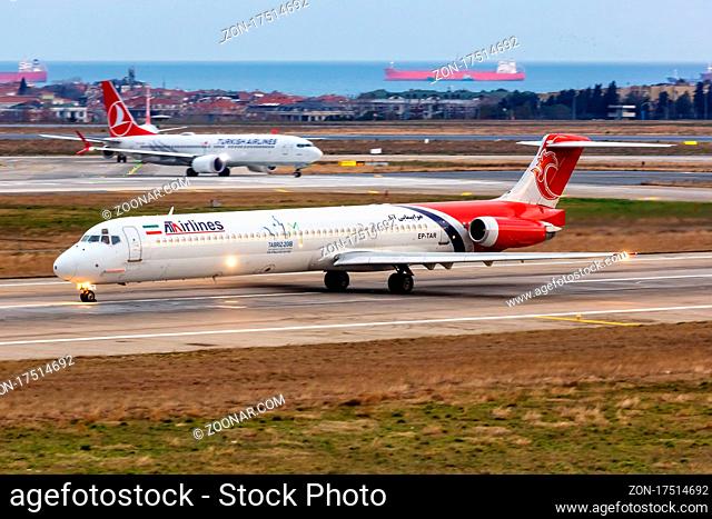 Istanbul, Türkei - 15. Februar 2019: Eine McDonnell Douglas MD-83 der ATA Airlines mit dem Kennzeichen EP-TAR auf dem Flughafen Istanbul Atatürk (IST) in der...