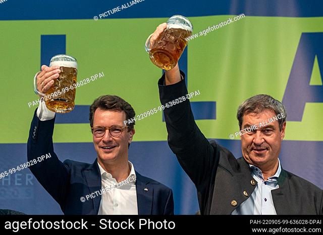 05 September 2022, Bavaria, Abensberg: Markus Söder (r), Bavaria's Prime Minister and CSU party leader, and Hendrik Wüst, NRW's Prime Minister (CDU)
