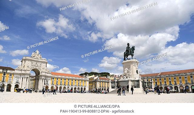 11 April 2019, Portugal, Lissabon: The Praco do Commercio of Lisbon with the statue of King Dom Jose I. (r) and the Arc de Triomphe at the entrance to Baixa