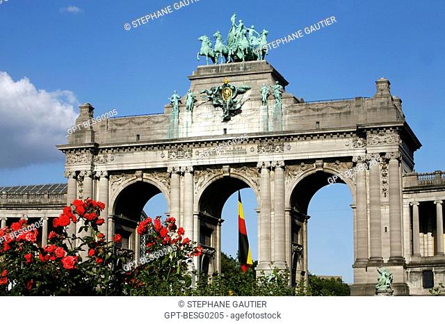 TRIUMPHAL ARCH, PASSAGE TO THE CITY, THE ARCH IS CROWNED BY A SYMBOLIC BRONZE, THE BRABANT BRANDISHING THE NATIONAL FLAG, CINQUANTENAIRE PARK, BRUSSELS, BELGIUM