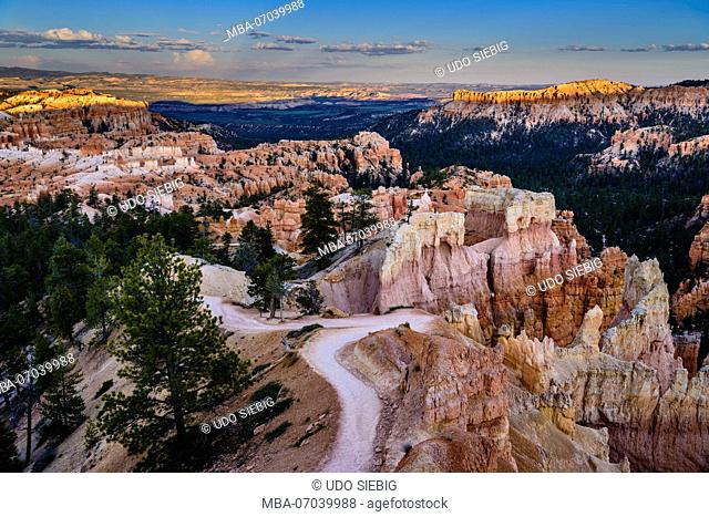 USA, Utah, Garfield County, Bryce Canyon National Park, Sunrise Point, Queens Garden Trail