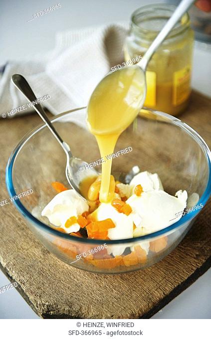 Making ginger and honey cheesecake with dried apricots