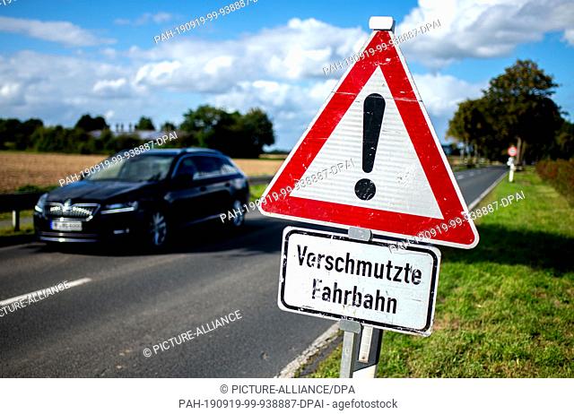 18 September 2019, Lower Saxony, Thedinghausen: A warning sign near the Werder district indicates the dirty lane of a road
