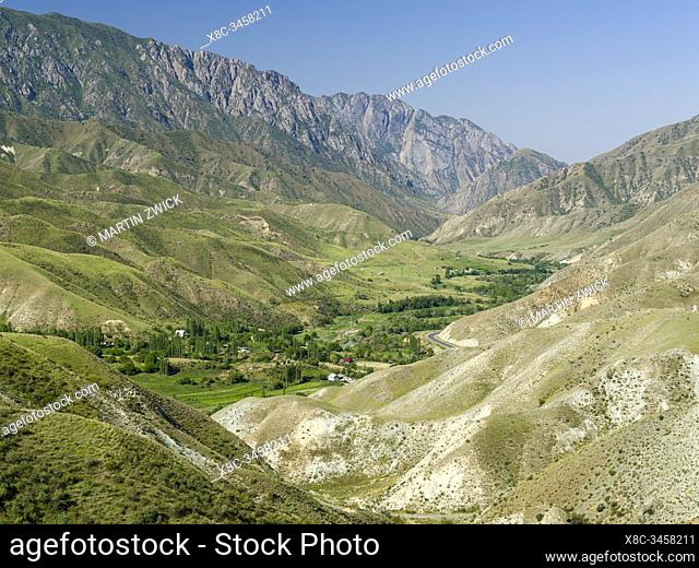 Landschaft nahe Toktogul am Tien Shan Highway, der Bischkek mit Osh verbindet und der durch das Gebirge Tien Shan oder Himmelsgebirge fuehrt