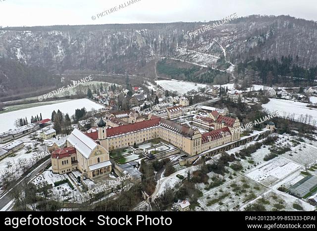 30 December 2020, Baden-Wuerttemberg, Beuron Im Donautal: The monastery Beuron is located in the Danube valley, where it starts to snow