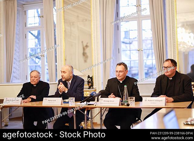 09 December 2023, Bavaria, Bamberg: The new Bamberg Bishop Herwig Gössl (2nd from right) sits next to Prelate Georg Kestel (l-r)