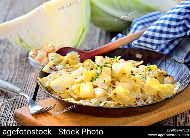 Veganes Gericht: Krautfleckerl mit Nudeln aus Hartweizengries und geschnittenem Weißkohl - Vegan noodles with stewed white cabbage
