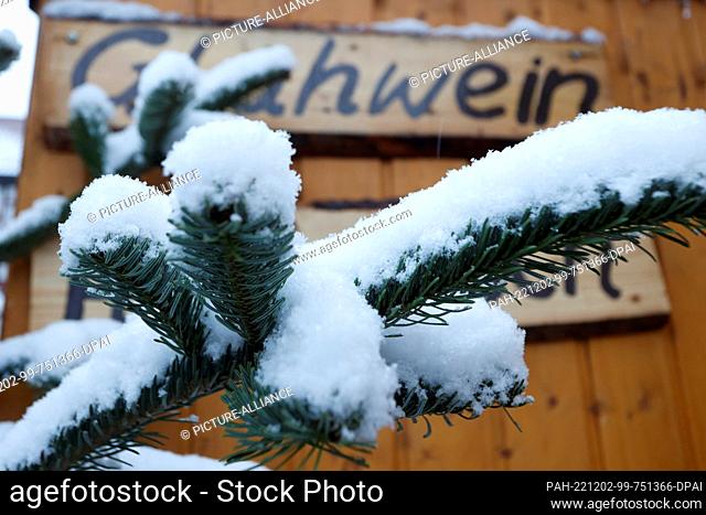 02 December 2022, Saxony-Anhalt, Wernigerode: Snow-covered branches of a fir tree at the Christmas market in the town of Wernigerode