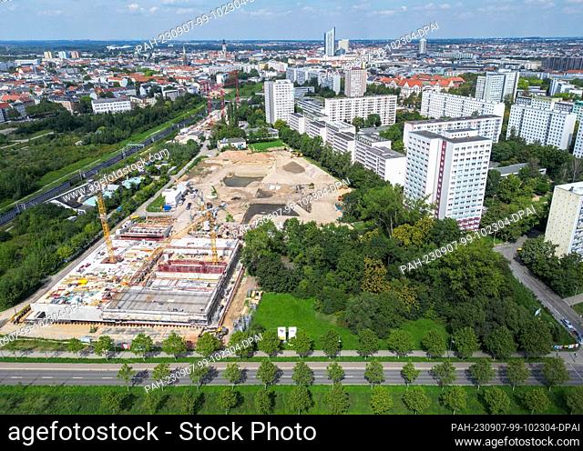 23 August 2023, Saxony, Leipzig: Construction work on the ""Campus Dösner Weg"" community school in the south of Leipzig is progressing