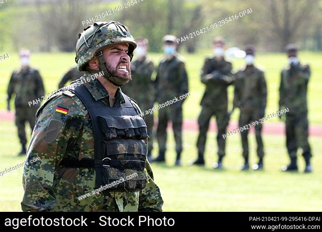 21 April 2021, North Rhine-Westphalia, Höxter: Soldiers take part in basic training for voluntary military service in homeland security on the grounds of the...