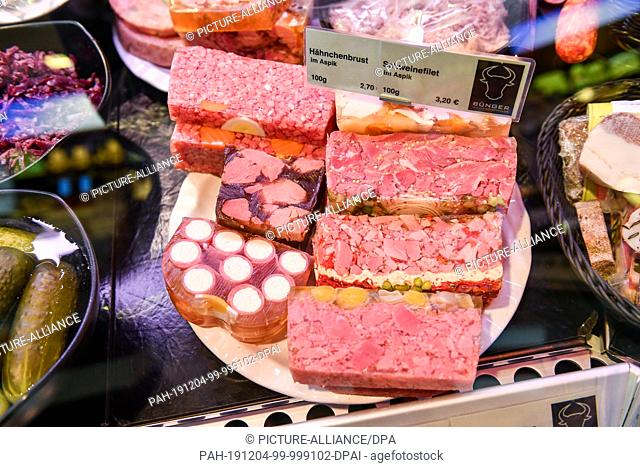 03 December 2019, Berlin: Chicken breast and pork fillet in aspic are on display in the Jens-Uwe Bünger butcher's shop. Only to the BE about artisanal...