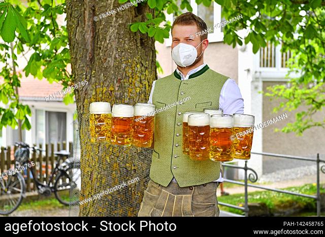 It starts walking again - a waiter serves 7 mugs with beer Reopening of the beer gardens in Bavaria in the course of the Corona easing