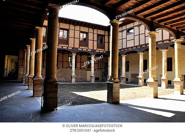 Courtyard of the Palacio Episcopal (Bishop's Palace), Leon, Castilla-Leon, Spain