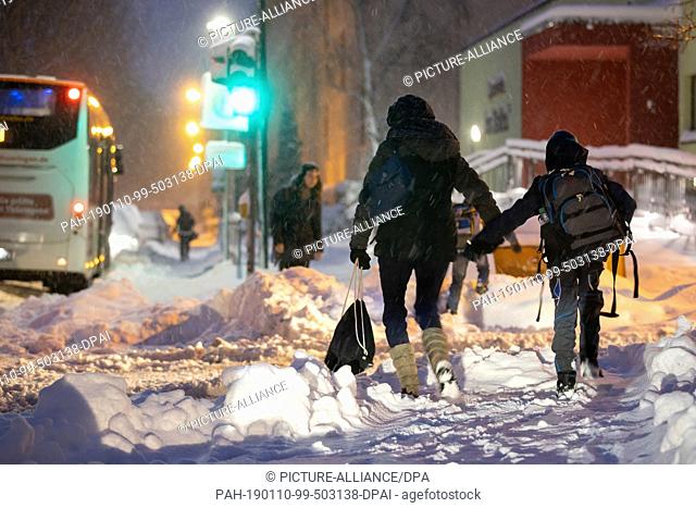 10 January 2019, Thuringia, Ilmenau: After abundant snowfalls in the past few hours, people have been walking on roads that have not been cleared much
