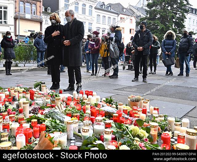 02 December 2020, Rhineland-Palatinate, Trier: Malu Dreyer (SPD), Prime Minister of Rhineland-Palatinate, and her husband Klaus Jensen stand before flowers and...
