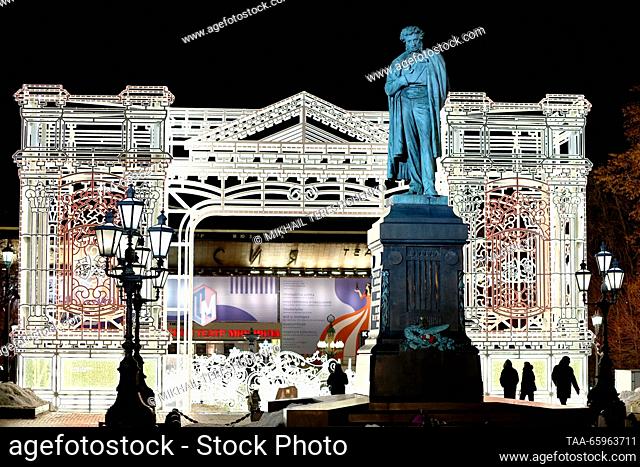 RUSSIA, MOSCOW - 21 de diciembre de 2023: Un monumento al poeta ruso Alexander Pushkin (1799-1837) se encuentra en la plaza eponímica