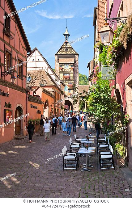 Charming traditional houses and the medieval gate tower Dolder Tower in the village of Riquewihr, Alsace, France, Europe