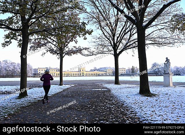 19 November 2022, Hessen, Kassel: A jogger runs through the slightly snow-covered Karlsaue towards the Orangerie. The short winter intermezzo should be over by...
