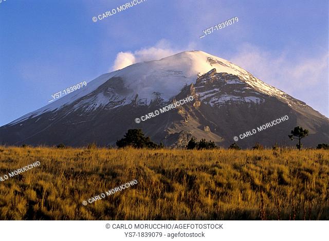 Active volcano Popocatépetl, 5452 meters high, Puebla, Mexico, Central America