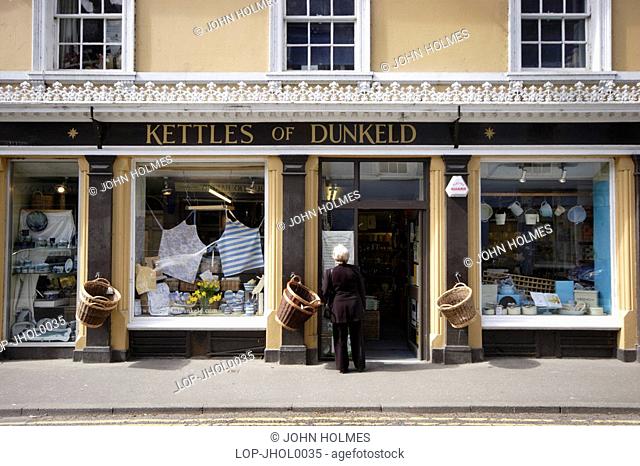 Scotland, Perthshire, Dunkeld, Traditional Scottish shop front in Dunkeld. Dunkeld was proclaimed the first ecclesiastical capital of Scotland by Scotland's...