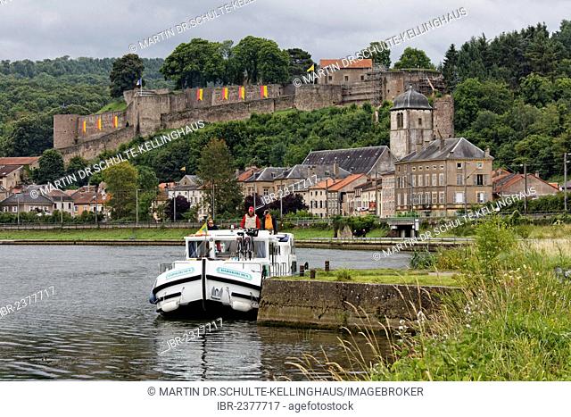 Houseboat on the Moselle river, castle above Sierck-les-Bains, Thionville, Lorraine, France, Europe