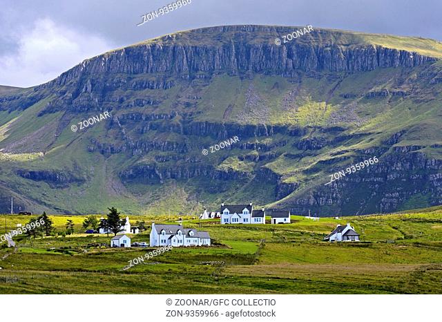 Streusiedlung Kilmaluag mit Sgurr Mor Bergrücken, Halbinsel Trotternish, Isle of Skye, Schottland, Grossbritannien / Kilmaluag township at the foot of mount...