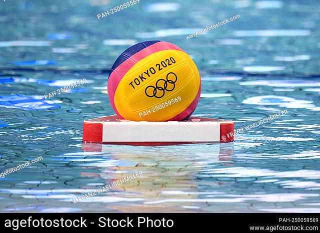 The ball, water polo with the inscription Tokyo 2020, lies in a frame on the water ready, ready to play; Water polo / men, on July 29th