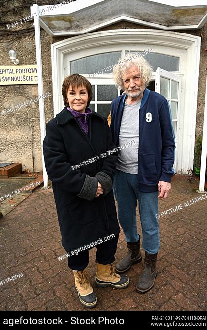 11 March 2021, Mecklenburg-Western Pomerania, Zirchow: Actress Katrin Sass as ex-state prosecutor Karin Lossow and actor Christian Steyer as Ulf stand on the...