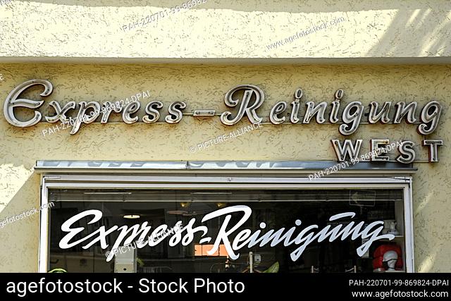 PRODUCTION - 16 June 2022, Berlin: The lettering ""Express-Reinigung West"" in Paderborner Straße. Once you start paying attention