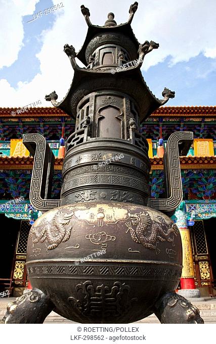Sculpture in front of Yuantong Temple, largest Buddhist temple complex at Kunming, Yunnan, People's Republic of China, Asia