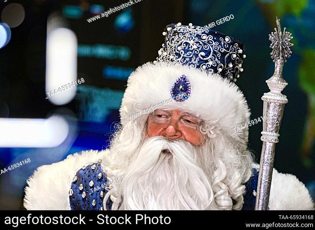 RUSSIA, MOSCOW REGION - DECEMBRE 20, 2023: Padre Frost de Veliky Ustyug habla con la tripulación rusa durante una videollamada entre la Estación Espacial...