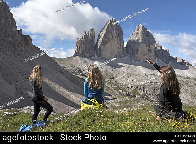 trois randonneuses assises face aux Tre Cime di Lavaredo (Trois Cimes de Lavaredo), Parc naturel des Tre Cime (Drei Zinnen), Dobbiaco