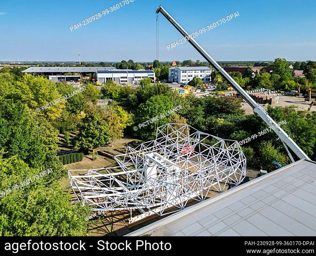 26 September 2023, Saxony, Schkeuditz: Employees of mtex antenna technology GmbH assemble the prototype for an 18-meter parabolic antenna as part of what will...