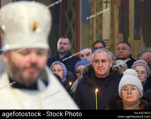 RUSSIA, KEMEROVO - 22 de NOVIEMBRE, 2023: State Duma El vicepresidente Sergei Neverov (C back) asiste a un servicio de entierro para Aman Tuleyev