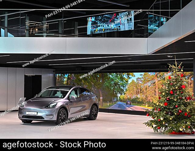 PRODUCTION - 18 December 2023, Brandenburg, Grünheide: A Tesla Model Y electric vehicle stands in the reception hall of the Tesla Gigafactory Berlin-Brandenburg