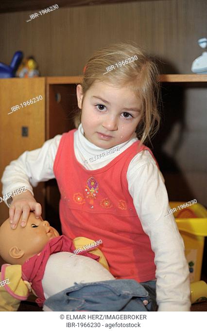 Girl, 4 years, crying, with doll