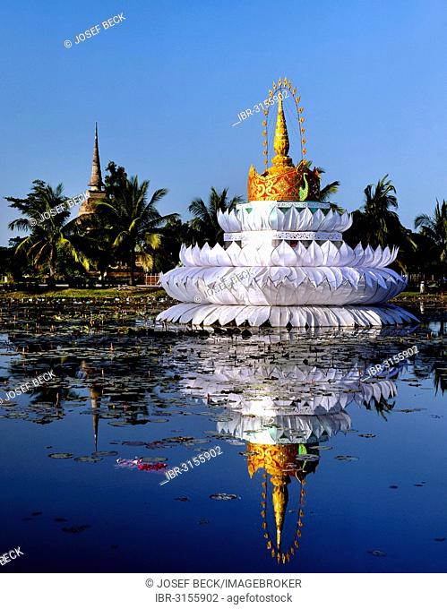 Loi Krathong festival, giant Krathong in the lotus pond, chedi of Wat Sra Si, Sukhothai Historical Park, Sukhothai, Sukhothai Province, Northern Thailand