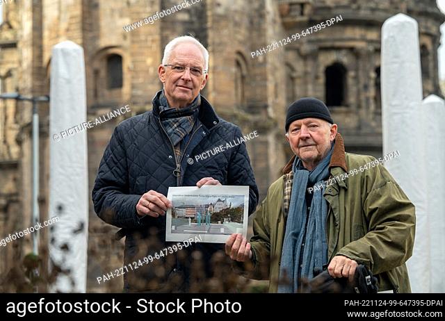 24 November 2022, Rhineland-Palatinate, Trier: Trier artist Clas Steinmann (r) and Trier Mayor Wolfram Leibe (SPD) stand with a plan at the site of the planned...