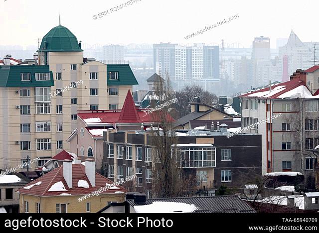 RUSSIA, VORONEZH - 20 de diciembre de 2023: Los edificios de apartamentos se levantan sobre la ciudad. Erik Romanenko/TASS