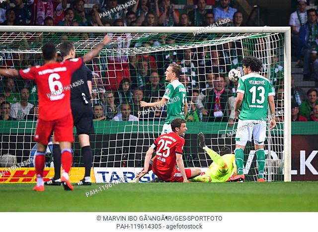 jubilation about the 0: 2: Thomas Mueller (Bayern Munich) in the mitte. GES / Football / DFB Cup: Werder Bremen - FC Bayern Munich, 24.04