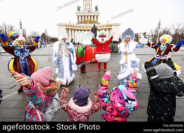 RUSSIA, MOSCOW - DECEMBER 20, 2023: Performers entertain kids during the Russia Expo international exhibition and forum at the VDNKh exhibition centre