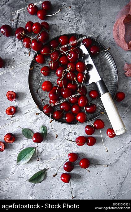 A plate of fresh cherries
